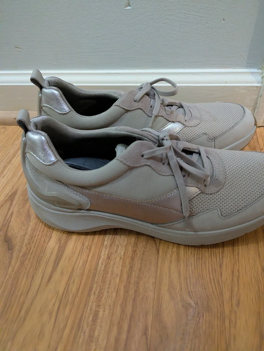 Clarks Women's Taupe/Beige Lace-Up  Wavewalk Sneakers